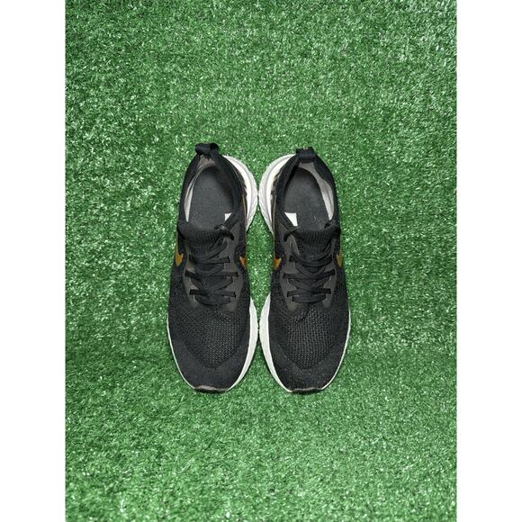 Nike Womens Epic React Flyknit Black Gold Athletic Sneaker Running Shoe Size 8.5 - Picture 5 of 9